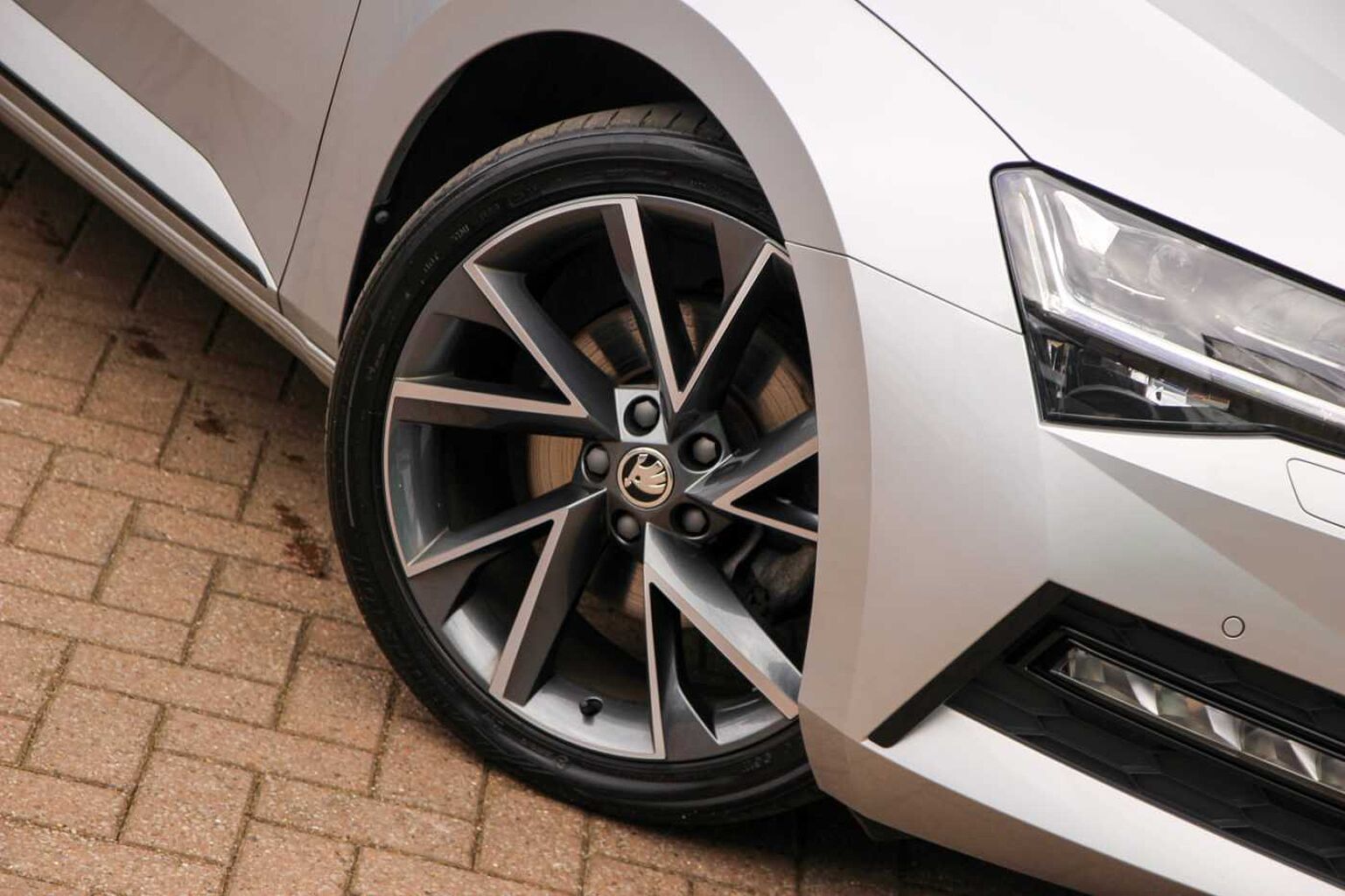 SKODA Superb 2.0 TSI (190ps) SportLine Plus DSG Hatch