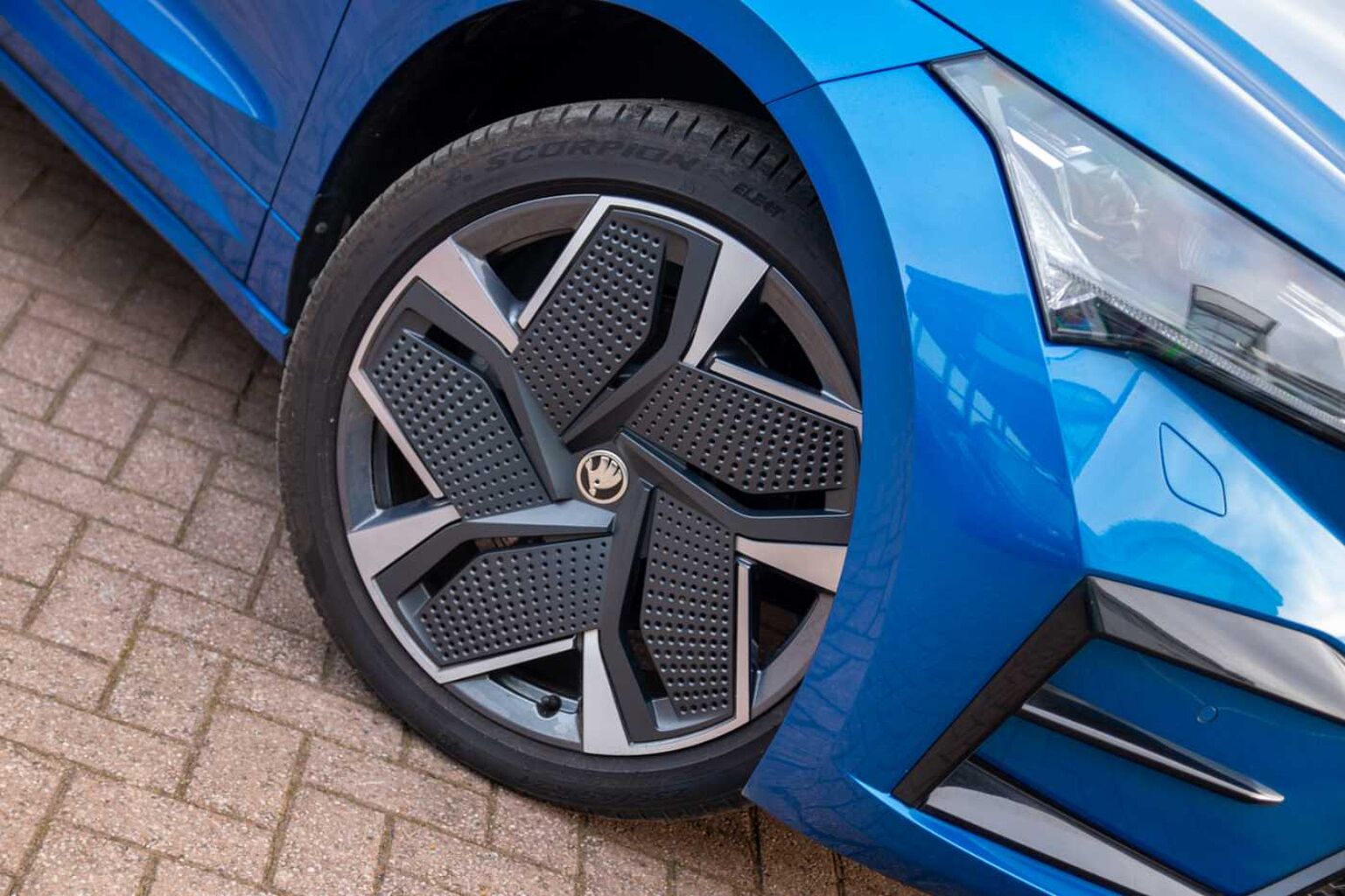SKODA Enyaq Iv Estate iV vRS 82 kWh 299 PS Single speed 4x4